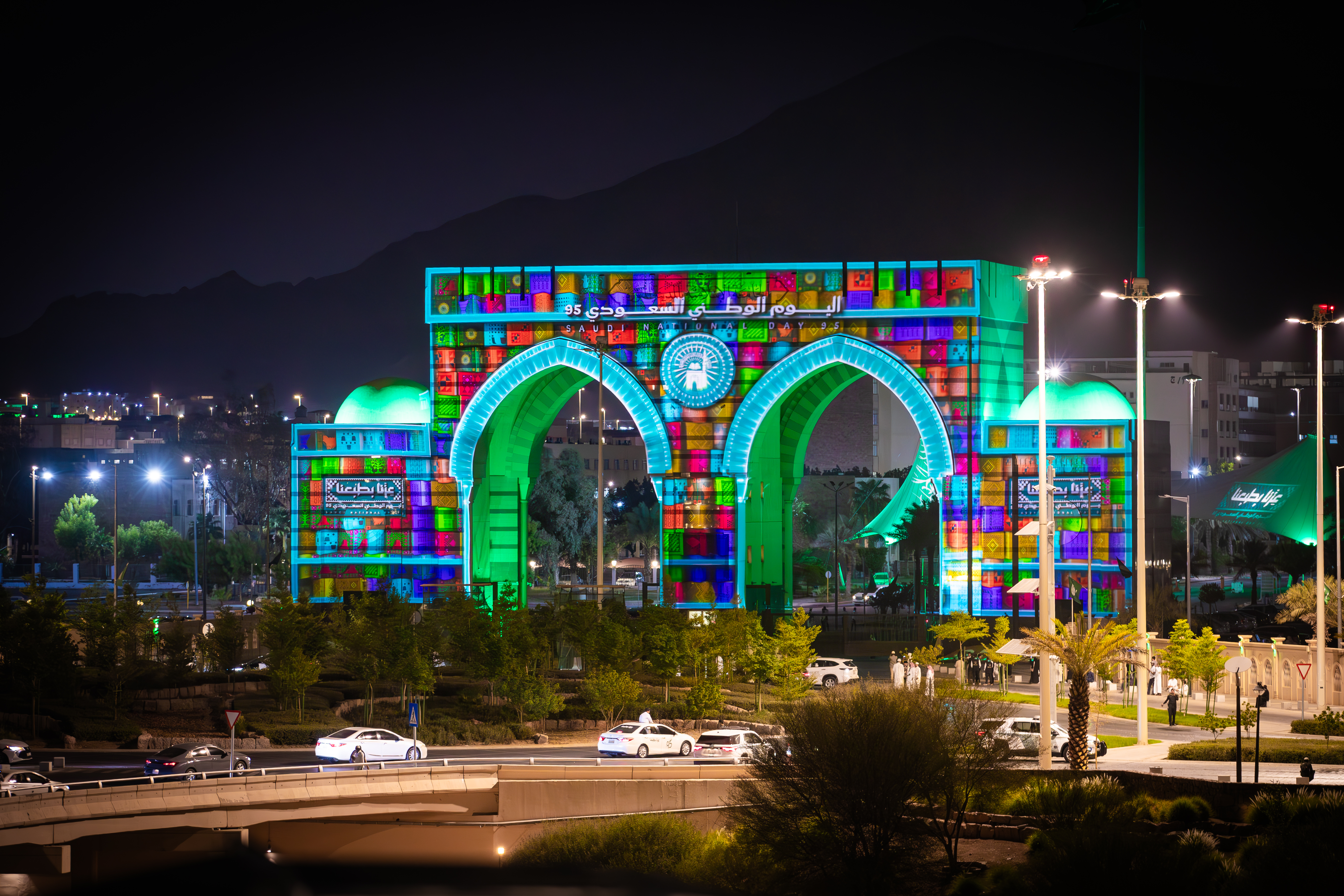 العروض المرئية تُثري احتفالات الجامعة الإسلامية باليوم الوطني السعودي95، في مشهد بصري يجسّد الفخر والاعتزاز